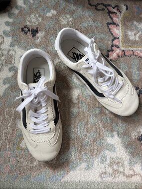Vans • Cream Suede Shoes (Size 7 Women’s)